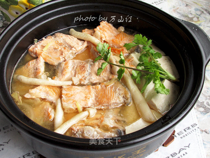 Stewed Salmon Bone with White Jade Mushroom recipe