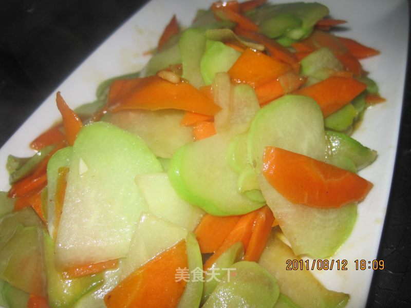 Stir-fried Gassho Melon with Carrots recipe