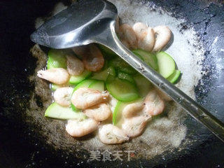 Stir-fried Zucchini with Jiangbai Shrimp recipe