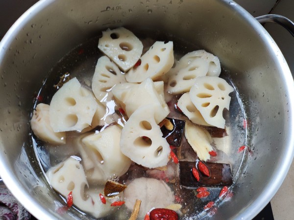 Lotus Root and Pigtail Soup recipe