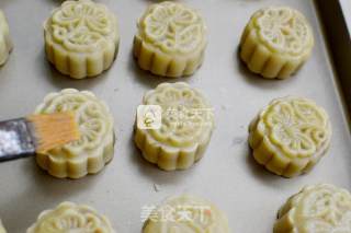 Mooncake with Lotus Seed Paste and Egg Yolk recipe