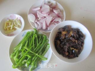 Stir-fried Shredded Eel with Green Pepper and Onion recipe