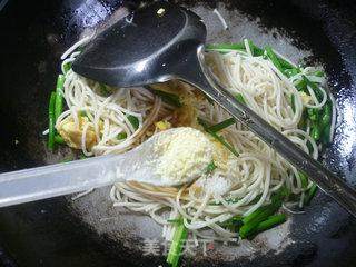 Fried Noodles with Chives and Egg recipe