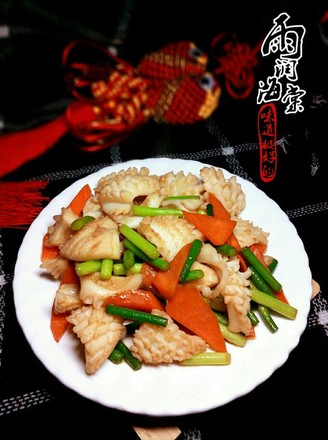 Stir-fried Cuttlefish Flowers with Garlic Stalks recipe