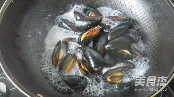 Fried Mussels with Loofah recipe