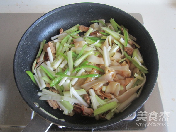 Stir-fried Rice Noodles with Chives and Pork recipe