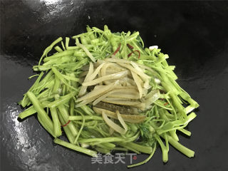 Stir-fried Water Spinach with Pickled Cucumbers recipe