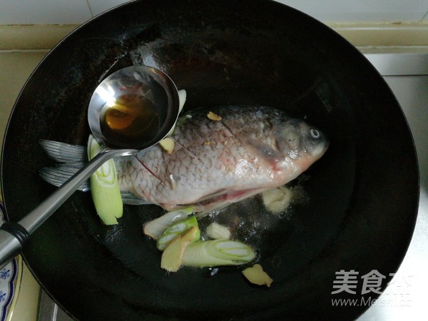Stewed Crucian Carp with Sauce recipe