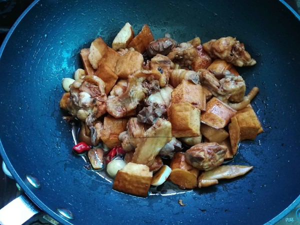 Braised Chicken Nuggets with Small Abalone recipe