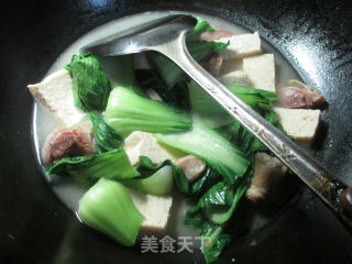 Boiled Frozen Tofu with Chicken Drumsticks in Green Vegetables recipe