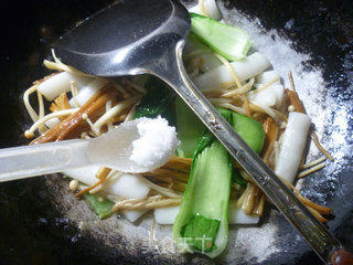 Stir-fried Rice Cake with Green Vegetable and Enoki Mushroom recipe