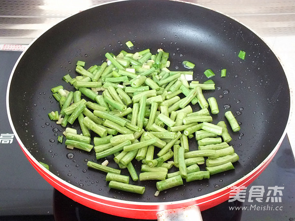 Stir-fried Beans with Mushrooms recipe