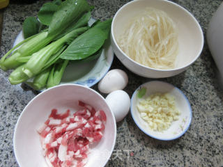 Stir-fried Hor Fun with Vegetable Core and Shredded Pork and Egg recipe