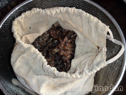 Prunella Kelp in Pot with Pork Bones recipe