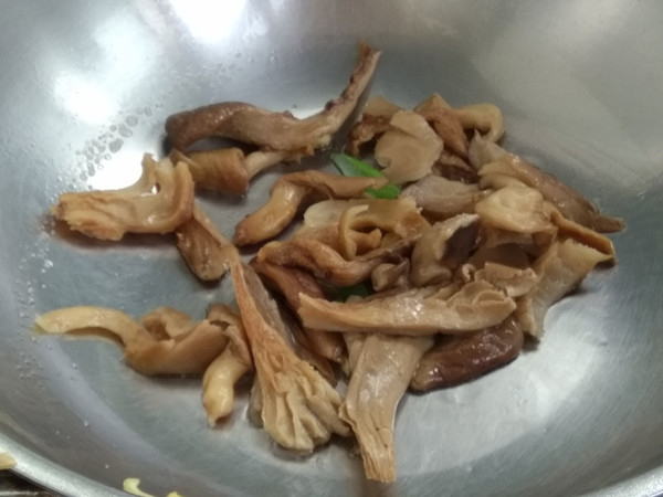 Stir-fried Bitter Gourd with White Mushroom recipe
