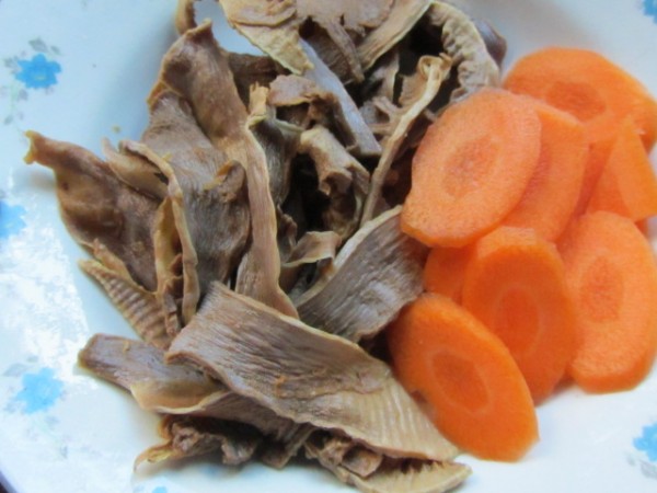 Stir-fried Magnolia Slices with Lean Pork recipe