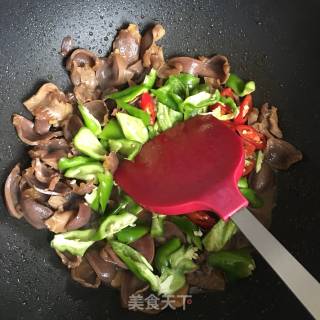 Stir-fried Green Pepper with Duck Gizzards recipe