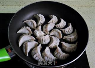 A Pot of Crispy Pan-fried Dumplings for Breakfast recipe