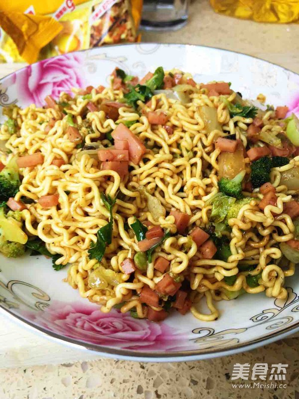 Instant Noodles with Broccoli and Cabbage recipe