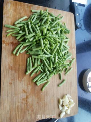 Stir-fried Long Beans with Mushrooms recipe