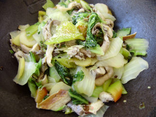 Home Cooking-stir-fried Cabbage with Fresh Mushrooms recipe