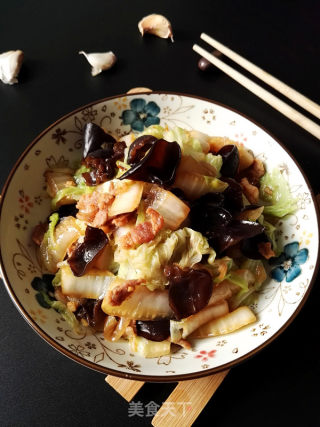 Stir-fried Pork Belly with Cabbage and Black Fungus recipe