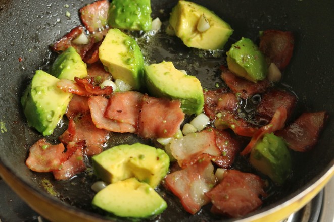 Spaghetti with Avocado and Bacon recipe