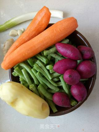 Braised Noodles with Purple Potato and Beans recipe