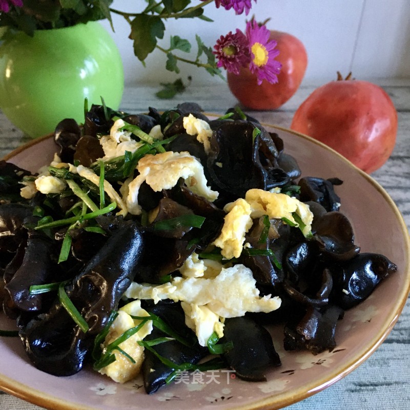 Scrambled Eggs with Chives and Fungus recipe