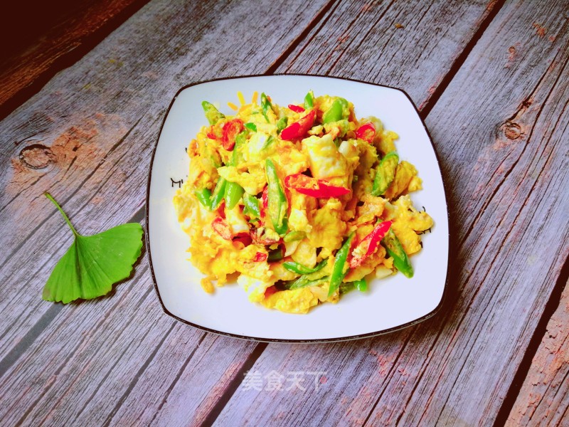 Scrambled Eggs with Green and Red Pepper recipe