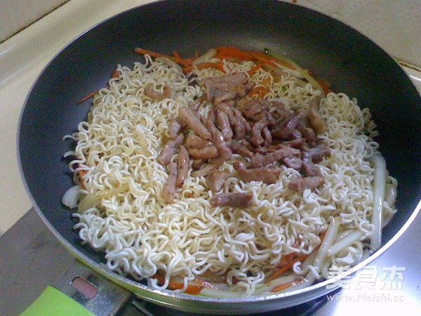 Fried Noodles with Shredded Pork recipe