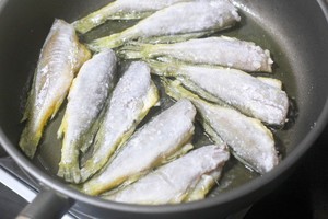 Pan Fried Small Yellow Croaker recipe