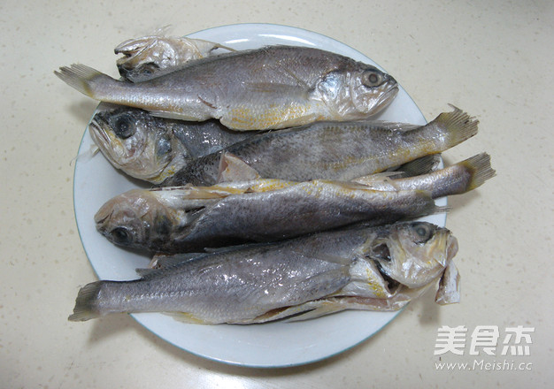 Fried Small Yellow Croaker recipe