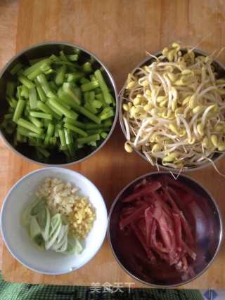 Braised Noodles with Celery and Pork recipe