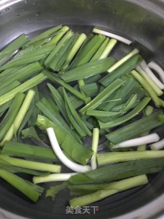 Braised Mullet with Garlic Sprouts recipe