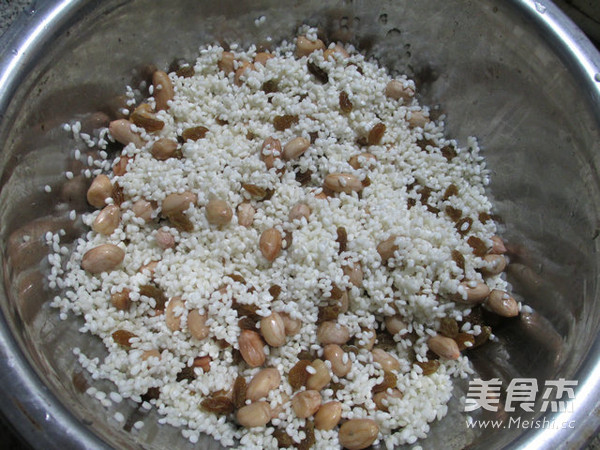 Glutinous Rice Dumplings with Peanuts and Raisins recipe