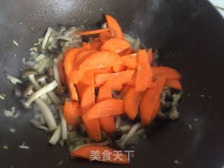 Stir-fried Crab Mushrooms with Homemade Carrots recipe