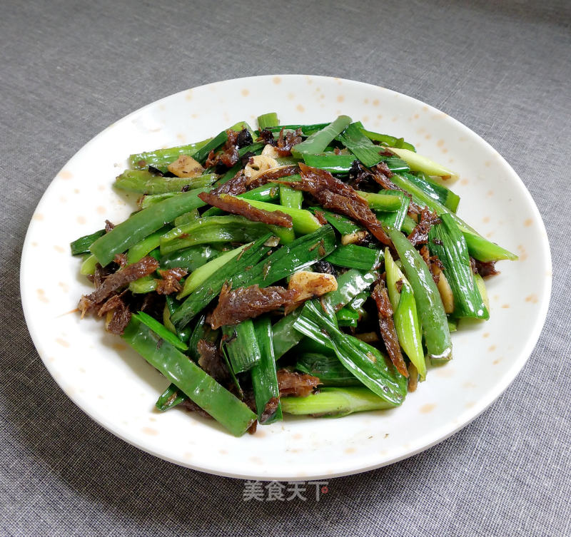 Stir-fried Green Pepper and Garlic Sprouts with Dace in Black Bean Sauce recipe