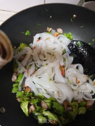 Fried Hor Fun with Broccoli Sausage recipe