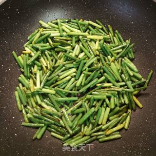 Stir-fried Fish Tofu with Garlic Moss recipe