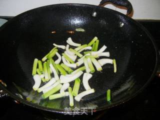 Stir-fried Lion's Head with Green Garlic recipe