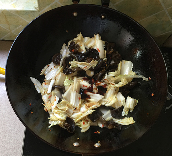 Stir-fried Black Fungus with Chinese Cabbage recipe