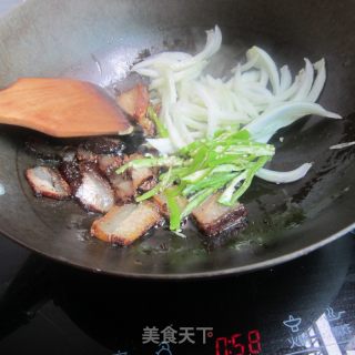 Stir-fried Bacon with Green Pepper and Cabbage Stem recipe