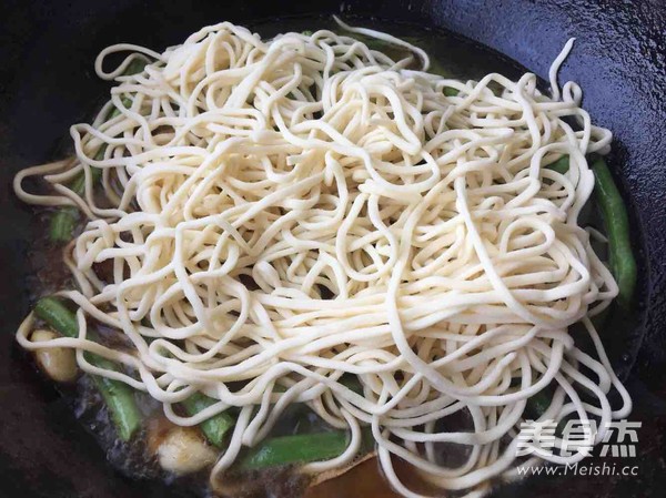 Braised Noodles with Quick Beans recipe