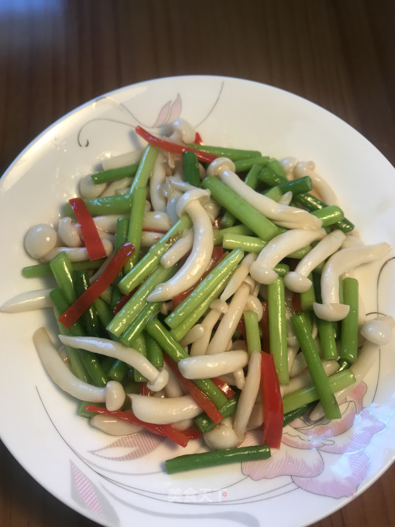 Stir-fried Garlic Sprouts with White Jade Mushroom recipe