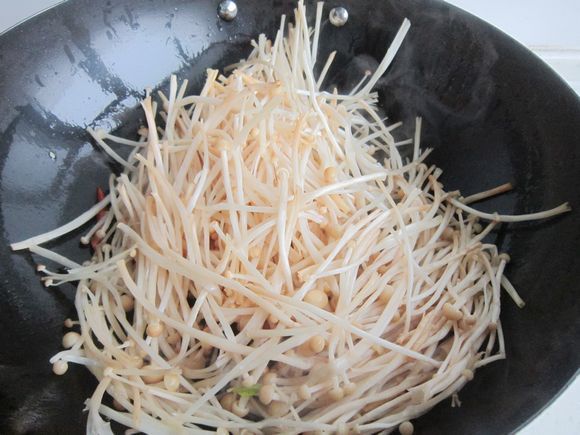 Stir-fried Shredded Pork with Enoki Mushroom and Black Fungus recipe