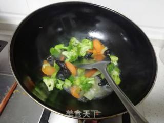 Stir-fried Carrot Fungus with Broccoli recipe