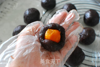 Mooncake with Egg Yolk and Red Bean Paste, Low-gluten Flour Version recipe