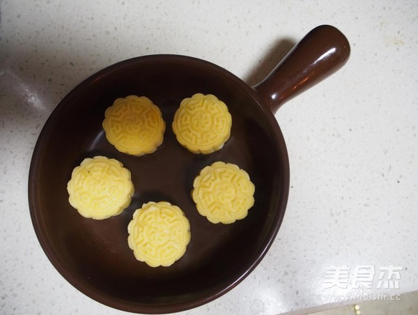 Delicious Custard Mooncakes recipe