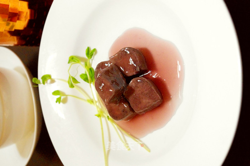 Carved White Jade and Woven Red Yarn-red Wine Beef Tongue recipe